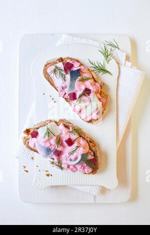 Insalata di aringhe con barbabietole e aneto sul pane Foto Stock