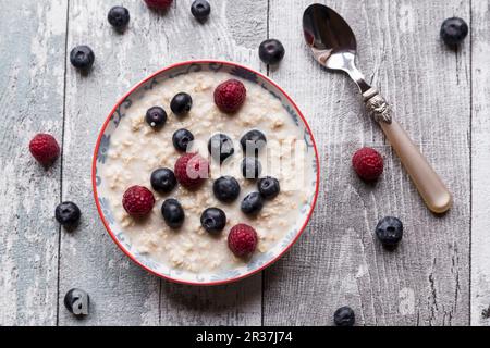 Porridge con amaranto, lamponi e mirtilli Foto Stock