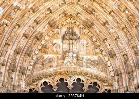 Monastero Domenicano di Santa Maria de Vitoria, dettaglio del portale principale, Batalha, Provincia di Estremadura e Ribatejo, Portogallo, UNESCO World Foto Stock