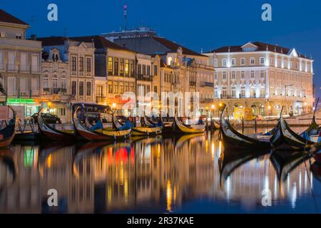 Barche Moliceiros simili a gondola ancorate di notte sul canale centrale, Aveiro, Beira, Portogallo Foto Stock