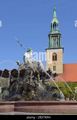 Fontana di Nettuno, Alexanderplatz, di fronte a St Mary's Church, Berlino, Germania Foto Stock