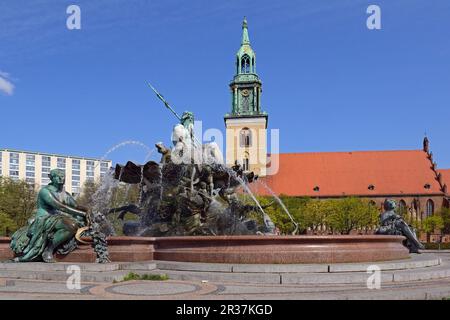 Fontana di Nettuno, Alexanderplatz, di fronte a St Mary's Church, Berlino, Germania Foto Stock