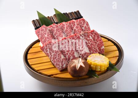 Manzo Wagyu A5 con fettine rare di prima qualità e texture molto marcata su vassoio di cibo servito per Yakiniku, Sukiyaki, barbecue e Shabu. Foto Stock