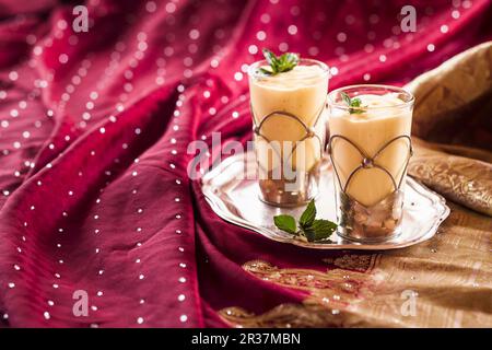 Mango lassi in due bicchieri su un vassoio (India) Foto Stock