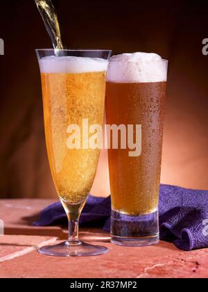 Due diverse birre in bicchieri Foto Stock