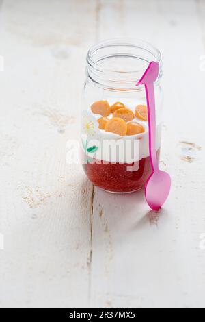 Una fragola chia seme dessert con yogurt e physalis in un vasetto di vetro Foto Stock