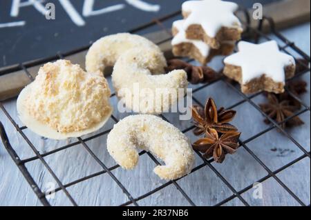 Biscotti al wafer con crosta di cocco, un tuffo alla vaniglia, stella alla cannella e anice stellato Foto Stock