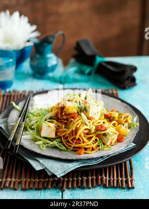 Mie goreng (un piatto indonesiano di noodle) Foto Stock