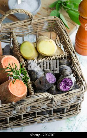 Vari tipi di patate in un cestino Foto Stock