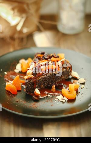 Una fetta di semi di papavero crostata con dadi e frutta candita Foto Stock