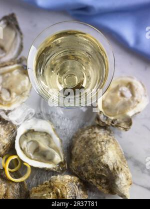 Ostriche e un bicchiere di Chenin Blanc (visto dall'alto) Foto Stock