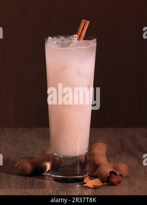 Una bevanda con succo di tamarindo rosa Foto Stock