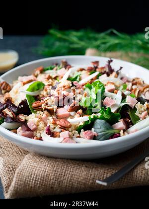 Prosciutto, finocchi e insalata di quinoa su tela Foto Stock