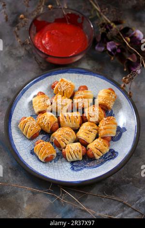 Involtini di salsiccia con salsa di pomodoro Foto Stock