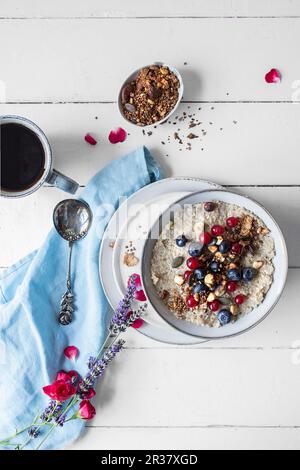 Porridge di quinoa con frutti di bosco freschi e tazza di caffè Foto Stock