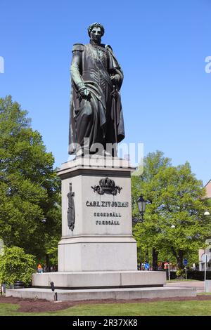 Statua di Ludwig Schwanthaler del re svedese e norvegese Carl XIV Johan eretta nel 1846 nel parco Karl Johans a Norrkoping. Foto Stock