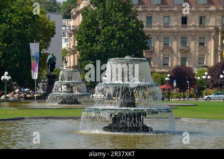 Cascade Fountain, Kurhausplatz, Wiesbaden, Assia, Germania, Fontana Cascade Foto Stock