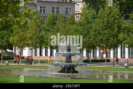 Cascade Fountain, Kurhausplatz, Wiesbaden, Assia, Germania, Fontana Cascade Foto Stock