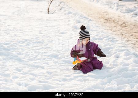 I bambini giocano sulla neve Foto Stock