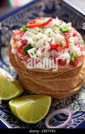 Merluzzo fritto con jalapeños su una tostada di mais (Messico) Foto Stock