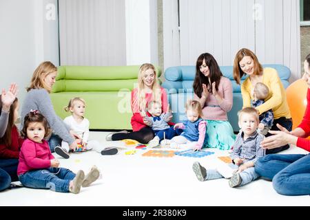 Le madri e i bambini Foto Stock