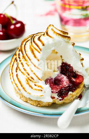 Alaska al forno con ciliegie Foto Stock