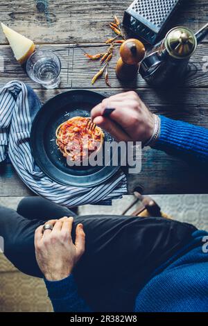 Spaghetti all'amatriciana con pomodori e pancetta Foto Stock