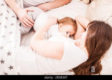 Cosleeping e allattamento al seno Foto Stock