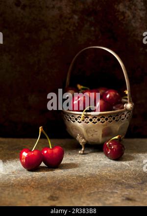 Ciliegie fresche in un recipiente d'annata Foto Stock