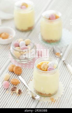 Mousse di cioccolato bianco con mini uova di cioccolato per Pasqua Foto Stock