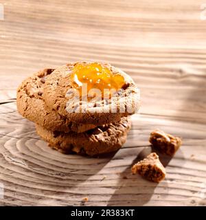 Una pila di biscotti al cioccolato con confettura di albicocche Foto Stock