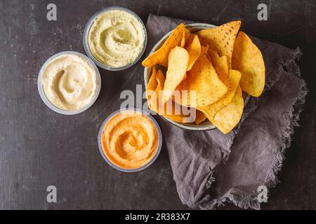 Snack vegetariano con salse e focacce Foto Stock