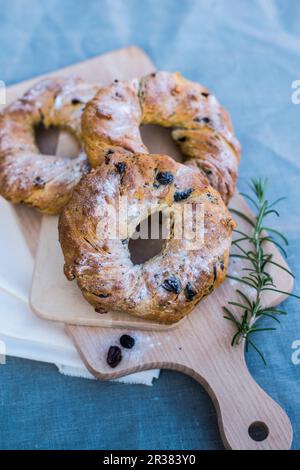 Corone di lievito con bacche essiccate per Pasqua Foto Stock