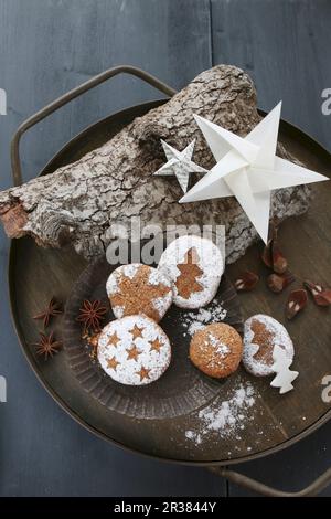 Pan di zenzero fatto in casa senza glutine su un piatto di latta per Natale Foto Stock