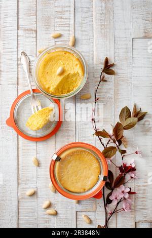 Torta di ricotta e mandorle in vasetti di vetro Foto Stock