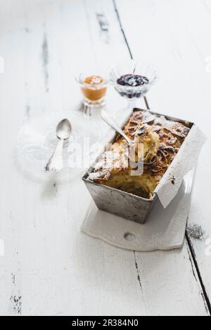 Kipfelkoch (budino di croissant, Austria) con albicocche secche Foto Stock