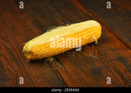 Una aperta di tutoli di mais vintage sulla superficie di legno Foto Stock