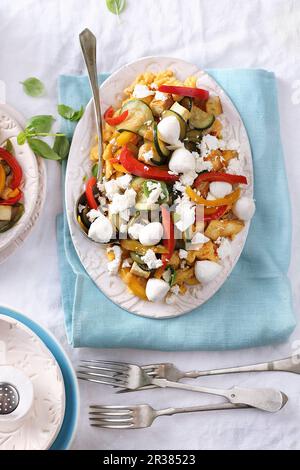 Assaporate Kaiserschmarrn (frittella grattugiata dall'Austria) con zucchine a fette, peperoni, tofu, feta e mozzarella Foto Stock