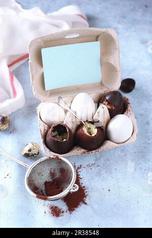 Uova di cioccolato farcite con crema di uova e budino alla vaniglia Foto Stock