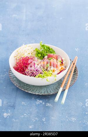 Una ciotola di poke con i germogli ed il tonno Foto Stock