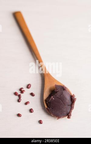 ANKO (pasta di fagioli adzuki dolci, Giappone) su un cucchiaio di legno Foto Stock