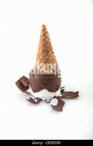 Un cono di gelato ricoperto di cioccolato capovolto Foto Stock