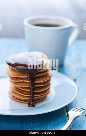 Una pila di pancake con salsa al cioccolato Foto Stock