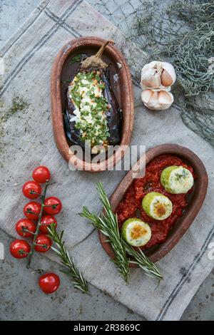 Due piatti di verdure al forno in vassoi rustici (vista dall'alto) Foto Stock