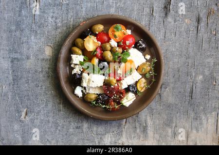 Insalata greca con olive e formaggio feta Foto Stock