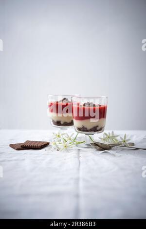 Dessert a base di biscotti al cioccolato, porridge di semola e composta di fragole (vegan) Foto Stock