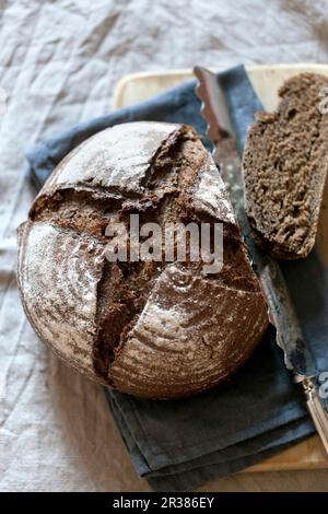 Pane soda irlandese fatto in casa su tovagliolo di lino Foto Stock