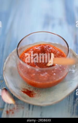 Salsa di mojo rosso in un recipiente di vetro (Isole Canarie, Spagna) Foto Stock