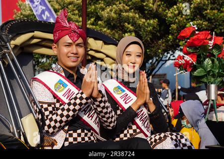 Inu kirana (ambasciatore del turismo di kediri) sulla carrozza trainata da cavalli per celebrare la giornata dell'indipendenza indonesiana a simpang lima gumul kediri Foto Stock