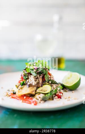 Insalata con grano saraceno e verdure Foto Stock